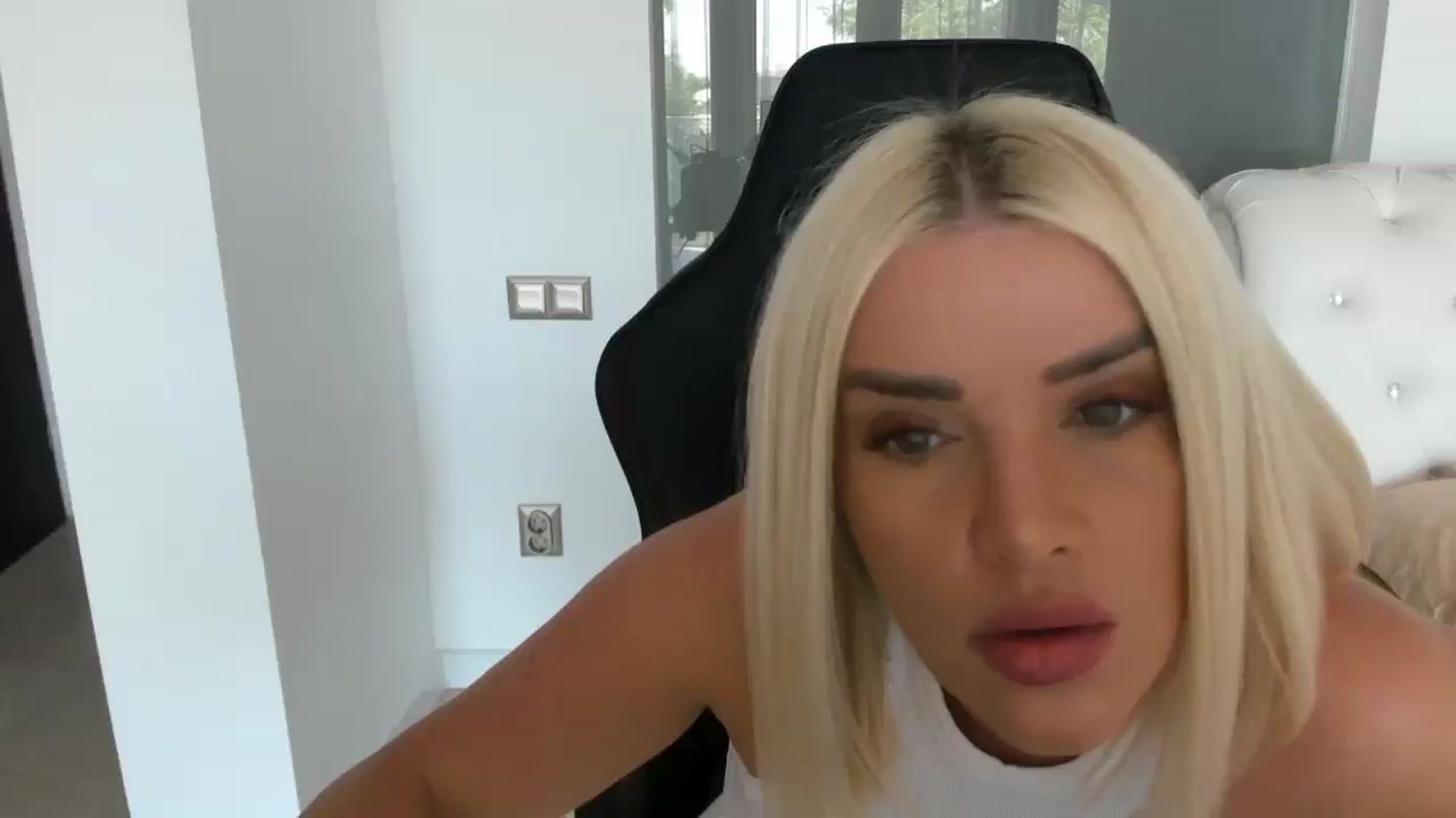 Gallery image thumbnail from Allesia_'s myfreecams stream on, 05/03/2025, 11:08 image 7 of 20