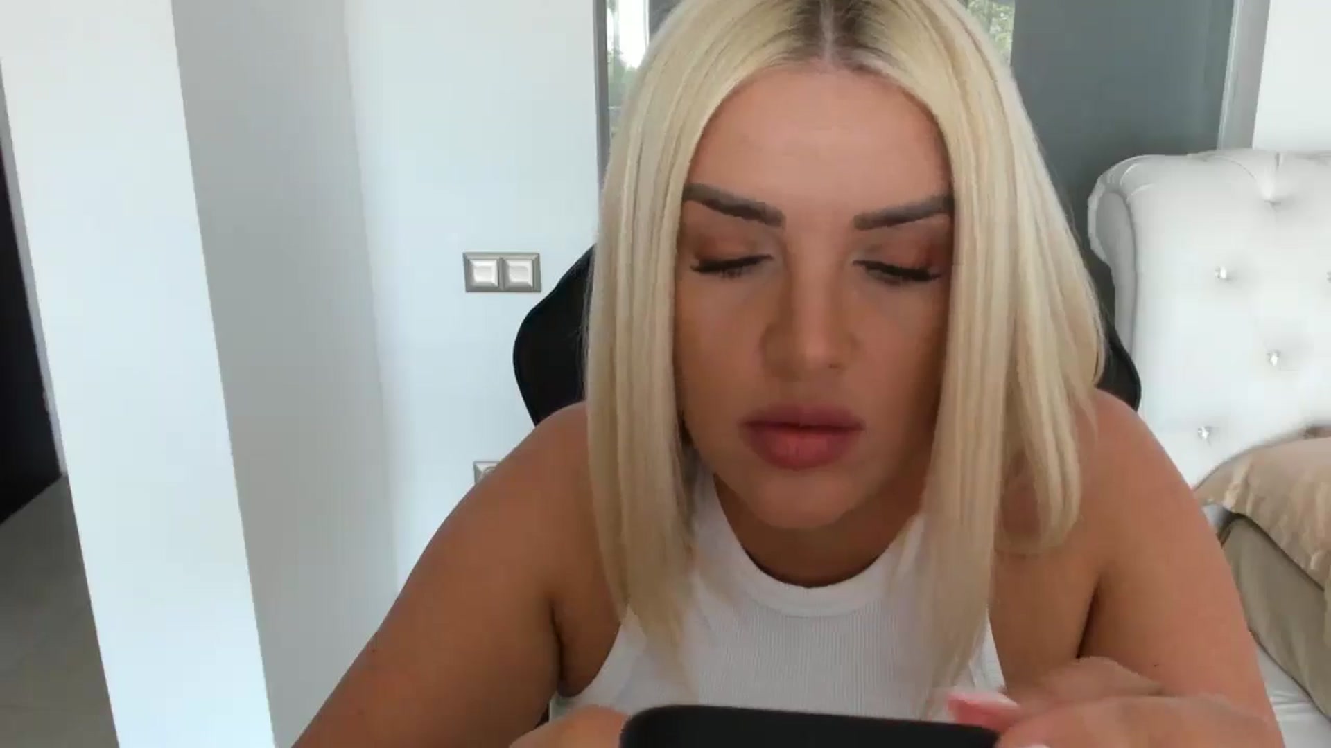 Gallery image thumbnail from Allesia_'s myfreecams stream on, 05/03/2025, 11:08 image 6 of 20