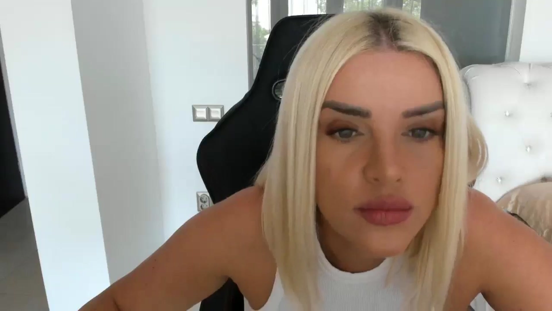 Gallery image thumbnail from Allesia_'s myfreecams stream on, 05/03/2025, 11:08 image 17 of 20
