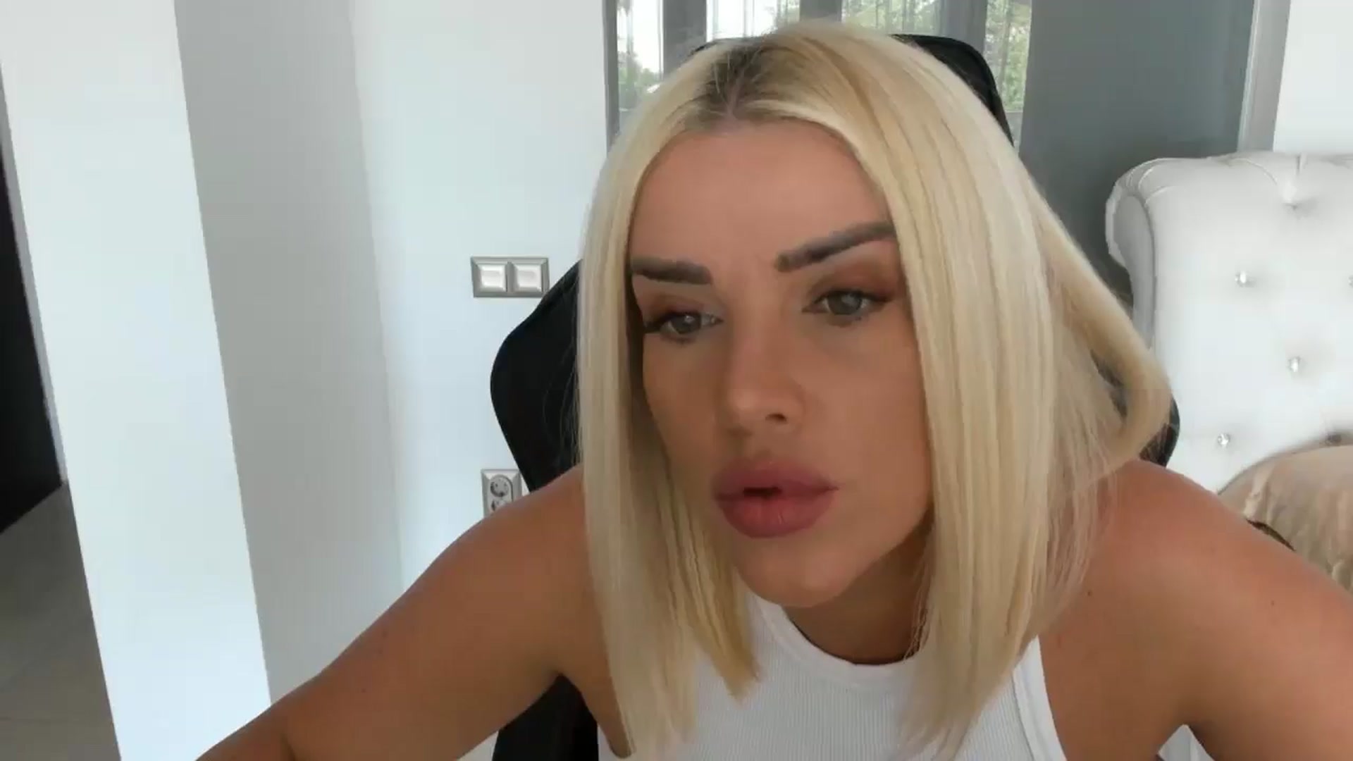 Gallery image thumbnail from Allesia_'s myfreecams stream on, 05/03/2025, 11:08 image 18 of 20