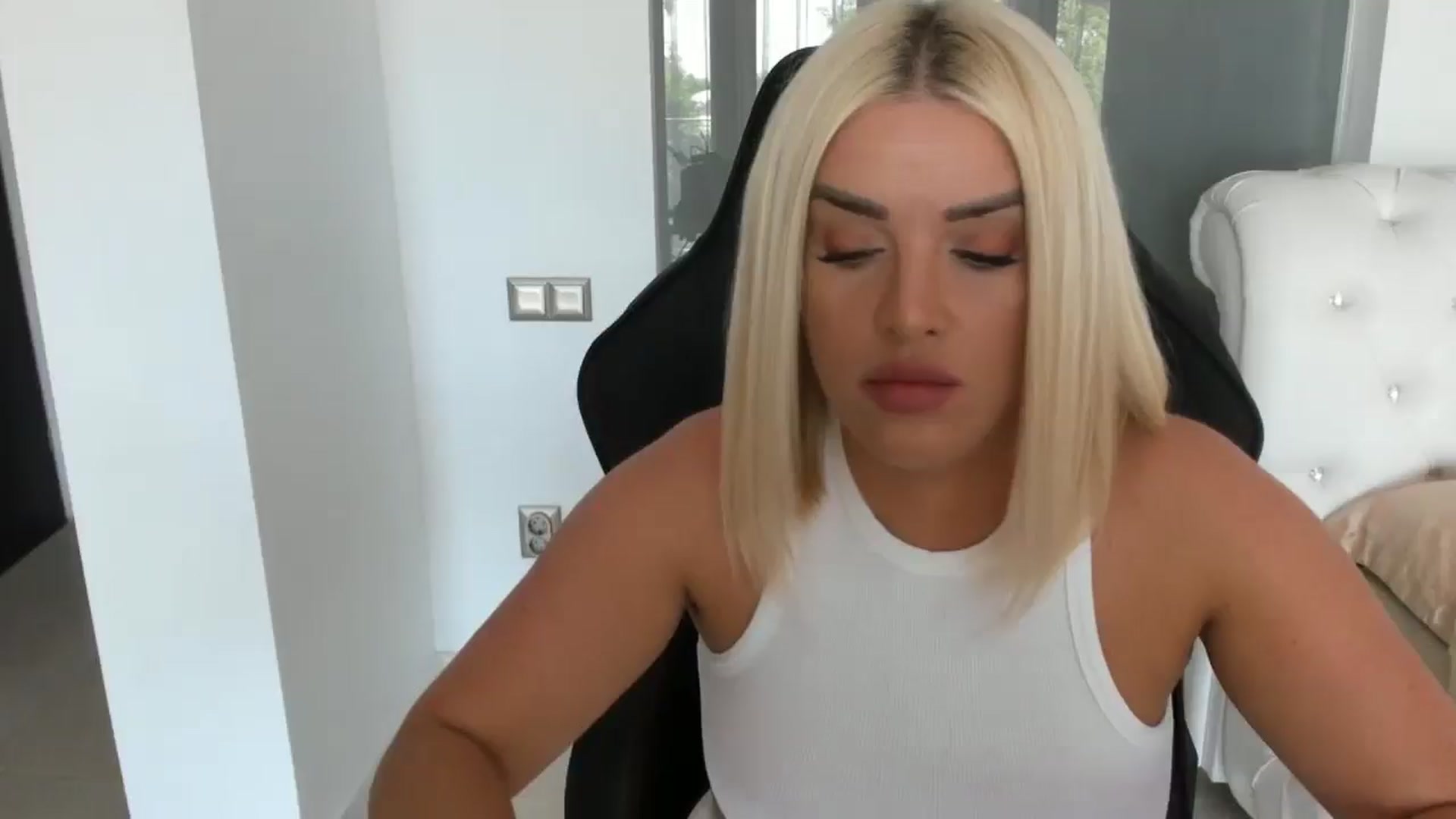 Gallery image thumbnail from Allesia_'s myfreecams stream on, 05/03/2025, 11:08 image 8 of 20
