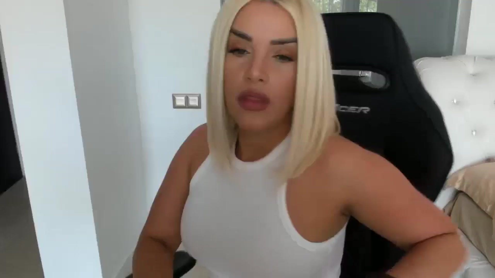 Gallery image thumbnail from Allesia_'s myfreecams stream on, 05/03/2025, 11:08 image 11 of 20