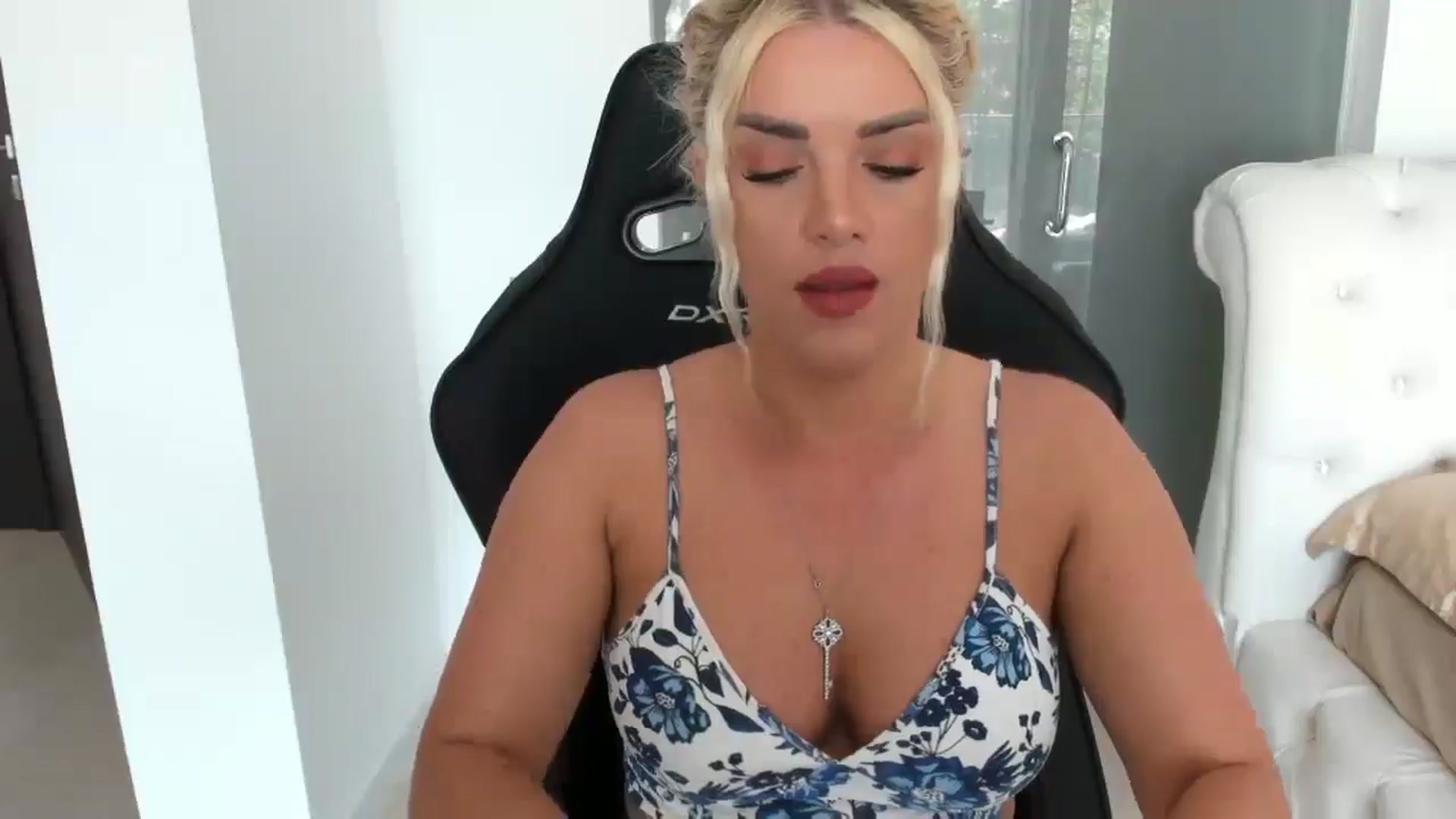 Gallery image thumbnail from Allesia_'s myfreecams stream on, 05/04/2025, 09:36 image 17 of 20