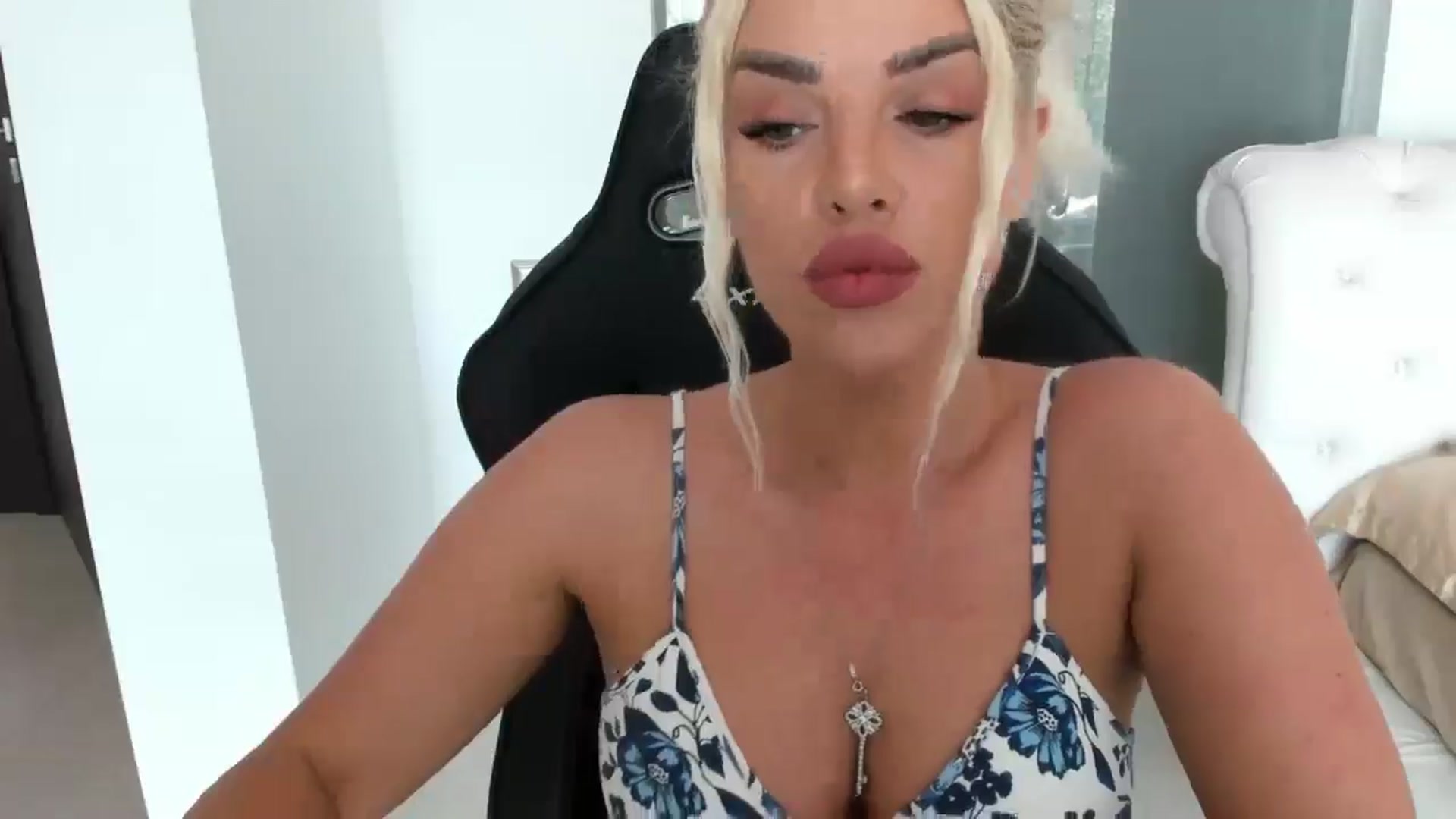 Gallery image thumbnail from Allesia_'s myfreecams stream on, 05/04/2025, 10:15 image 13 of 20