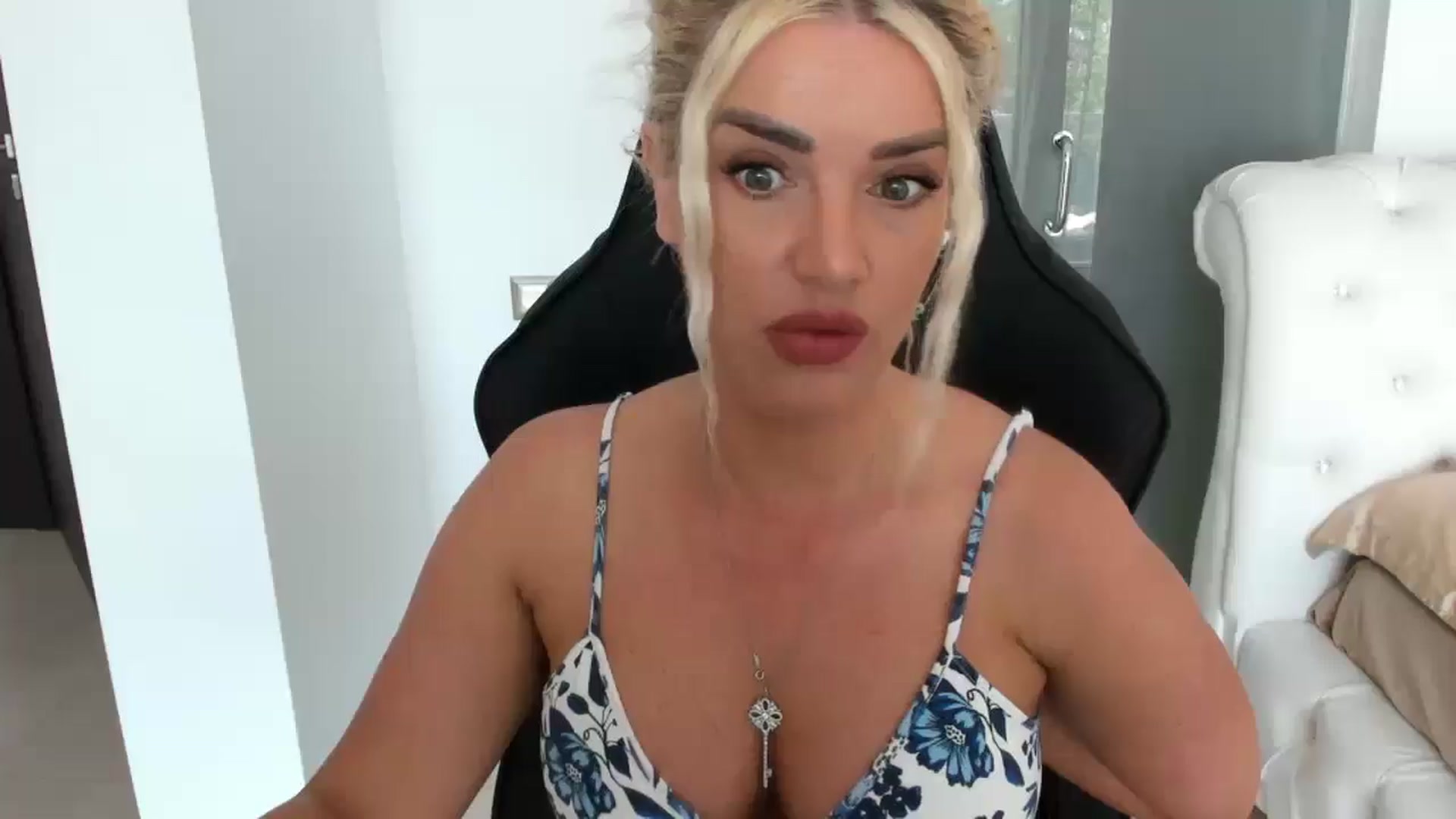 Gallery image thumbnail from Allesia_'s myfreecams stream on, 05/04/2025, 10:15 image 2 of 20
