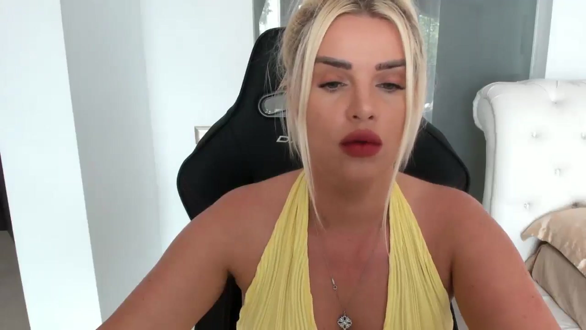 Gallery image thumbnail from Allesia_'s myfreecams stream on, 05/06/2025, 10:23 image 5 of 20