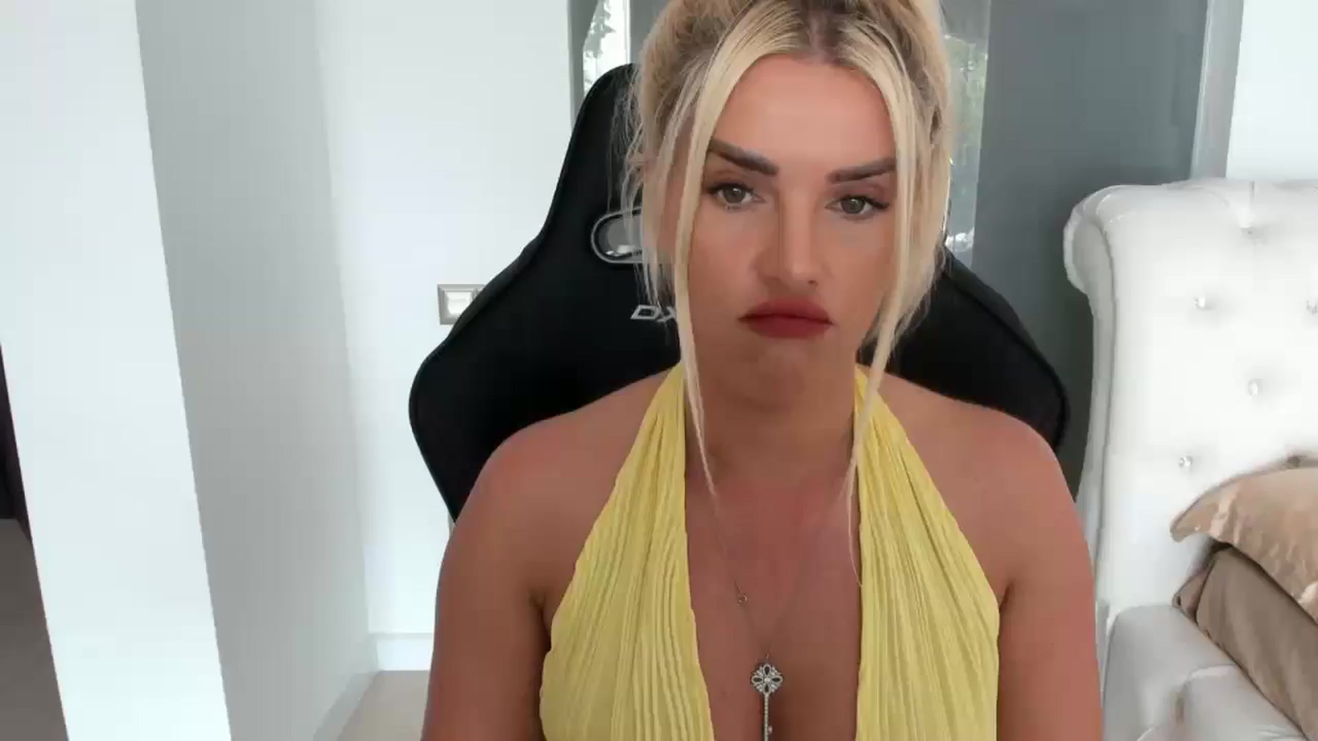 Gallery image thumbnail from Allesia_'s myfreecams stream on, 05/06/2025, 10:23 image 13 of 20