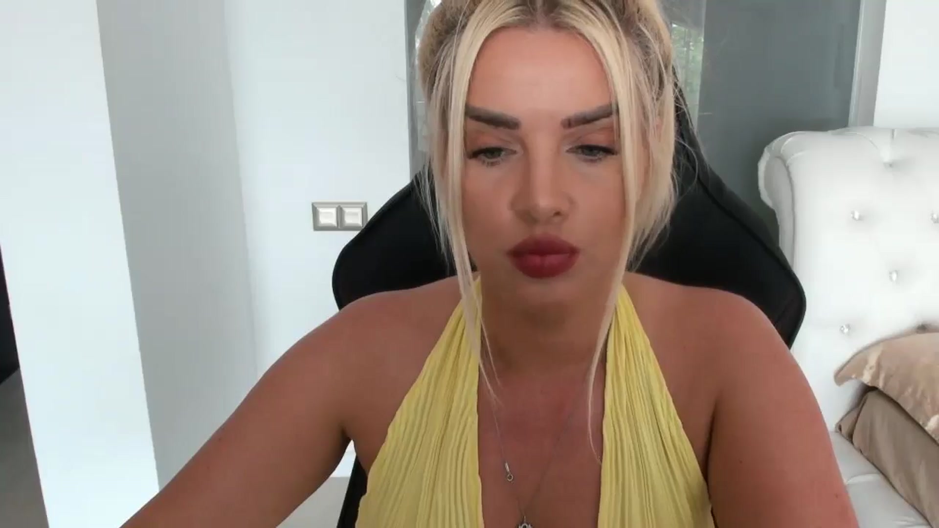 Gallery image thumbnail from Allesia_'s myfreecams stream on, 05/06/2025, 10:23 image 19 of 20