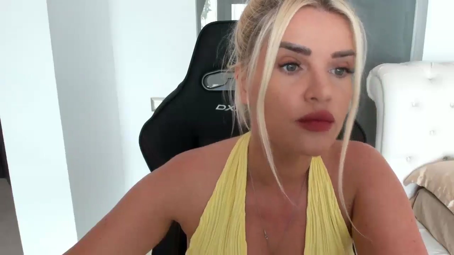 Gallery image thumbnail from Allesia_'s myfreecams stream on, 05/06/2025, 10:23 image 4 of 20
