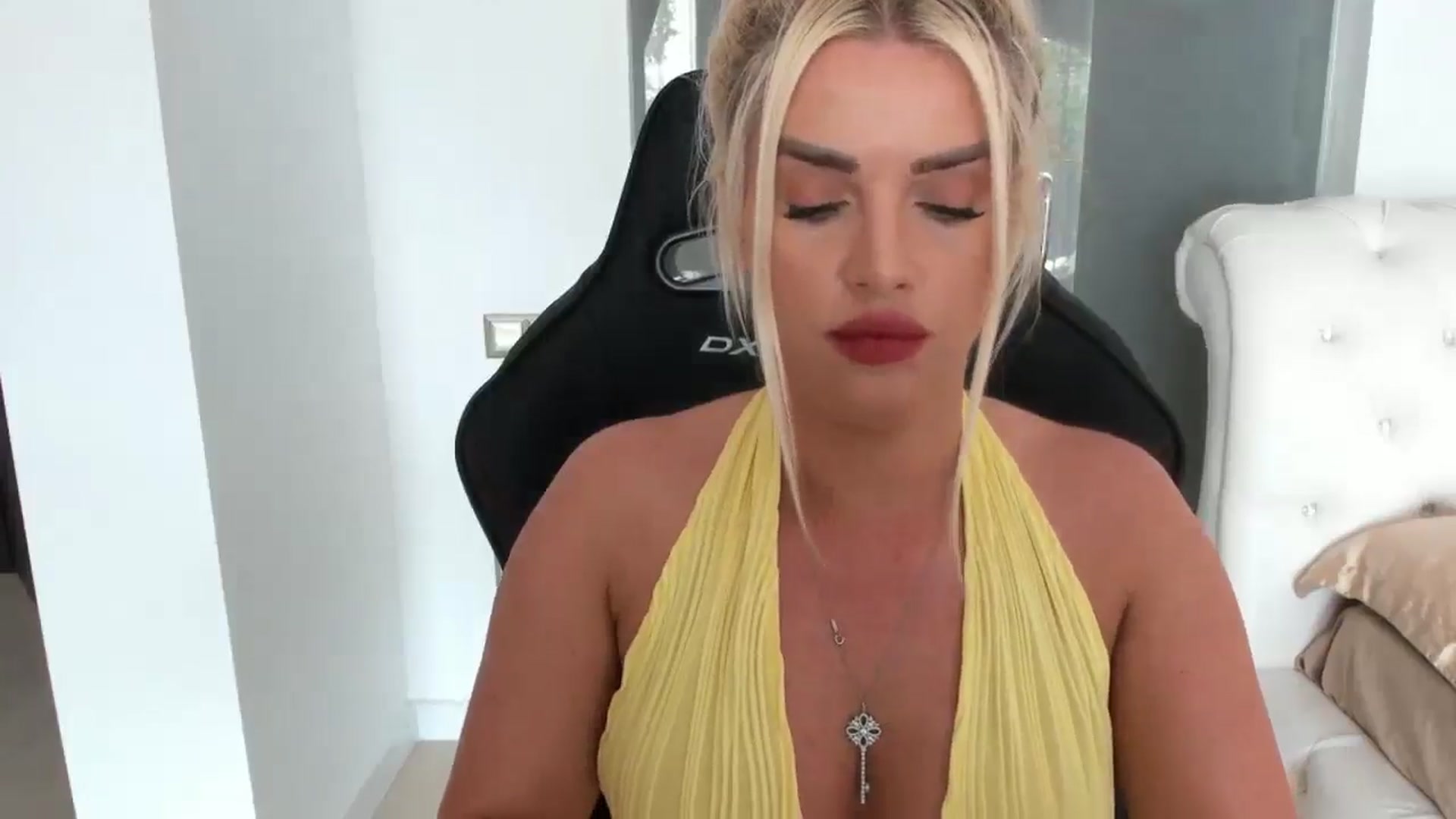Gallery image thumbnail from Allesia_'s myfreecams stream on, 05/06/2025, 10:23 image 3 of 20
