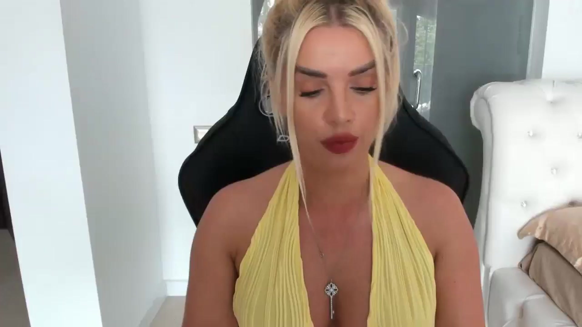 Gallery image thumbnail from Allesia_'s myfreecams stream on, 05/06/2025, 10:23 image 14 of 20