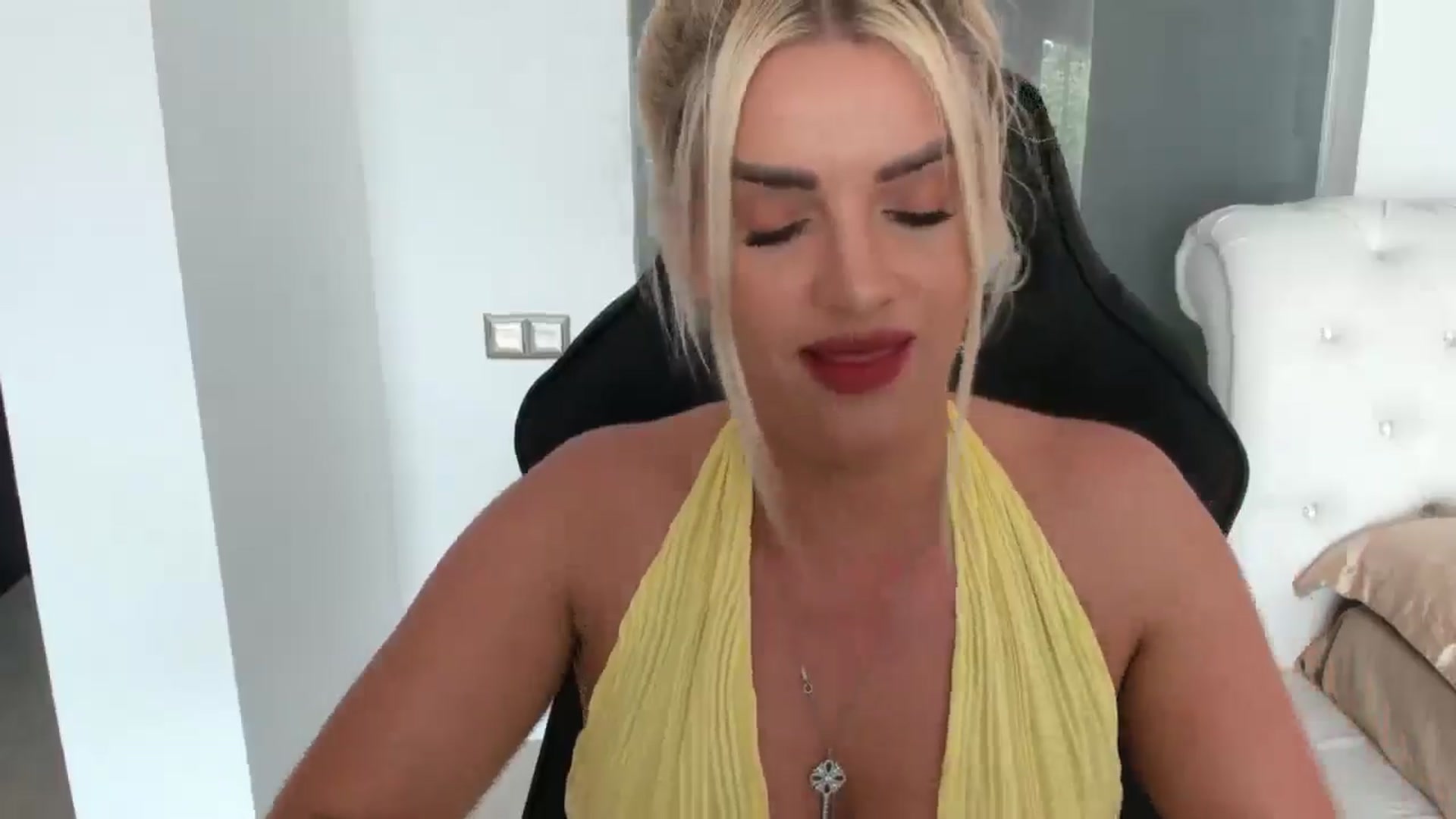 Gallery image thumbnail from Allesia_'s myfreecams stream on, 05/06/2025, 10:23 image 20 of 20