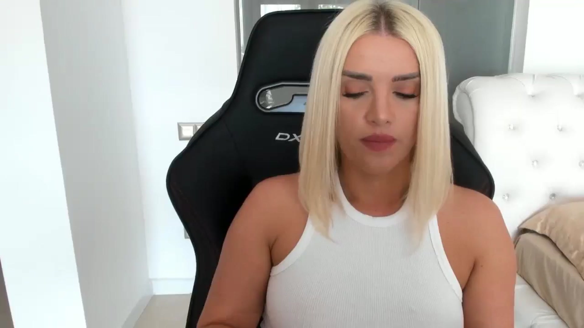 Gallery image thumbnail from Allesia_'s myfreecams stream on, 05/07/2025, 09:34 image 5 of 20
