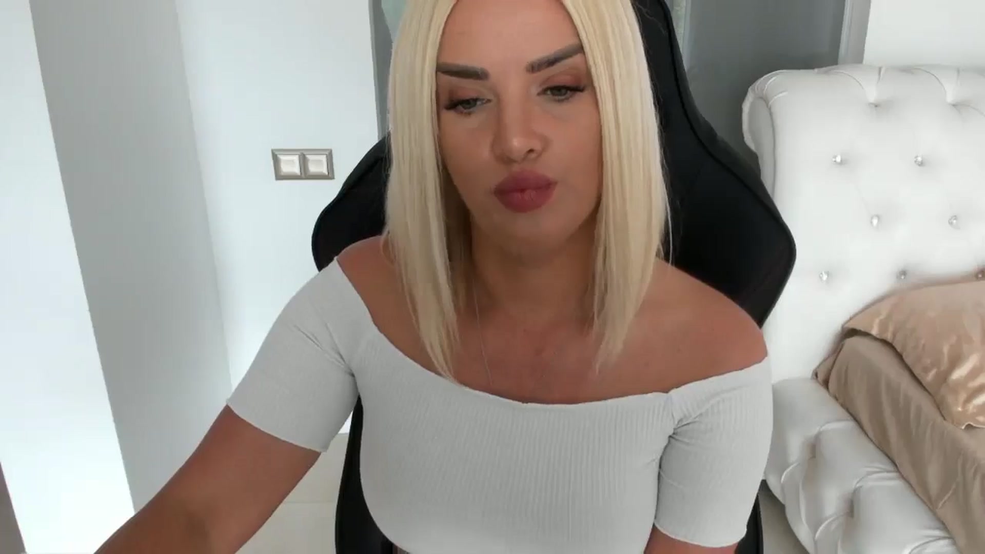 Gallery image thumbnail from Allesia_'s myfreecams stream on, 05/09/2025, 10:25 image 16 of 20