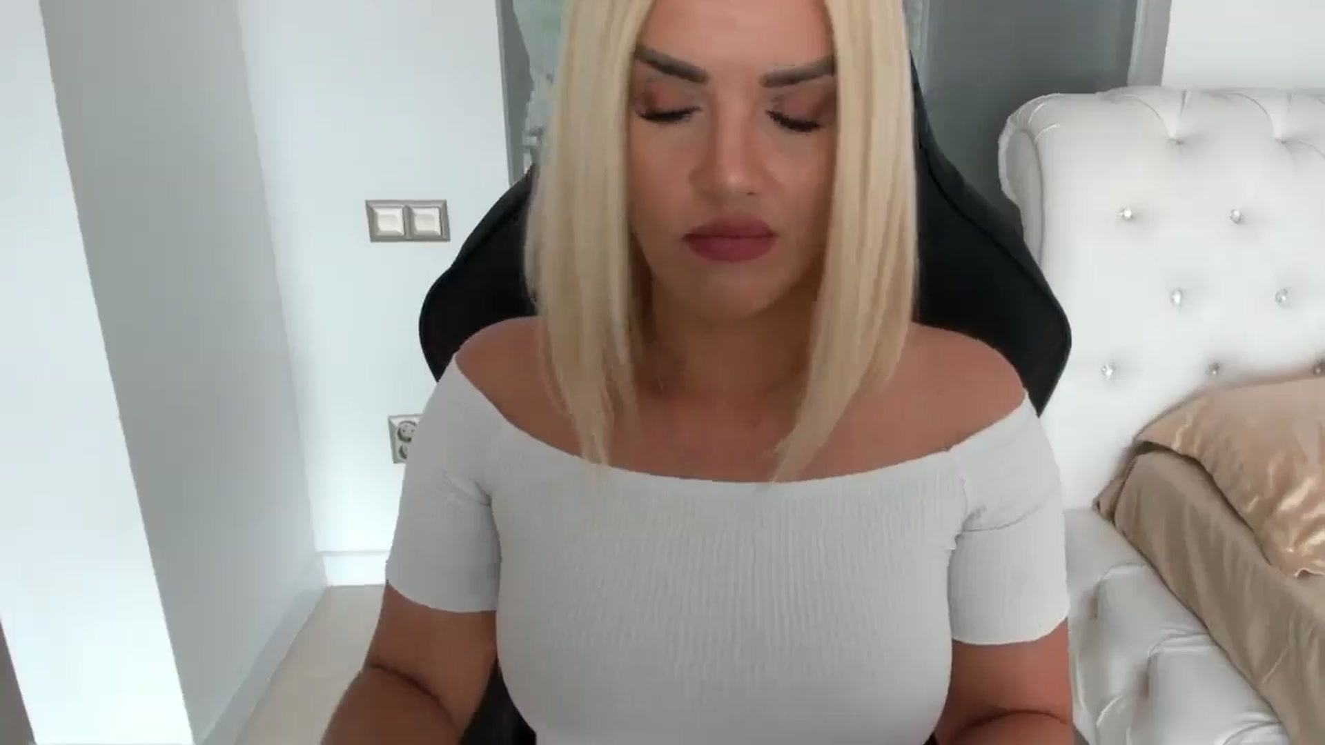 Gallery image thumbnail from Allesia_'s myfreecams stream on, 05/09/2025, 10:25 image 14 of 20