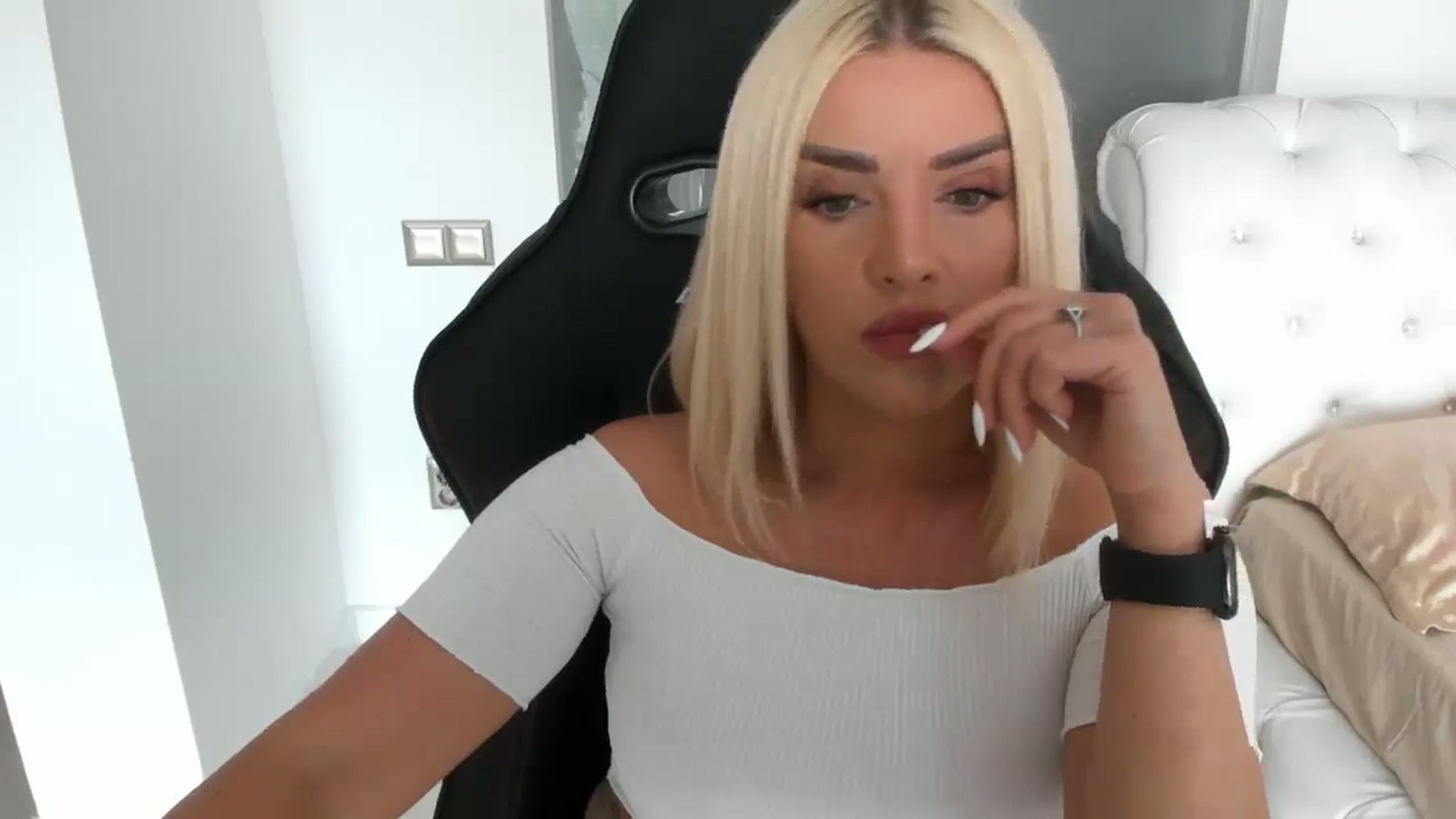Gallery image thumbnail from Allesia_'s myfreecams stream on, 05/09/2025, 10:25 image 4 of 20