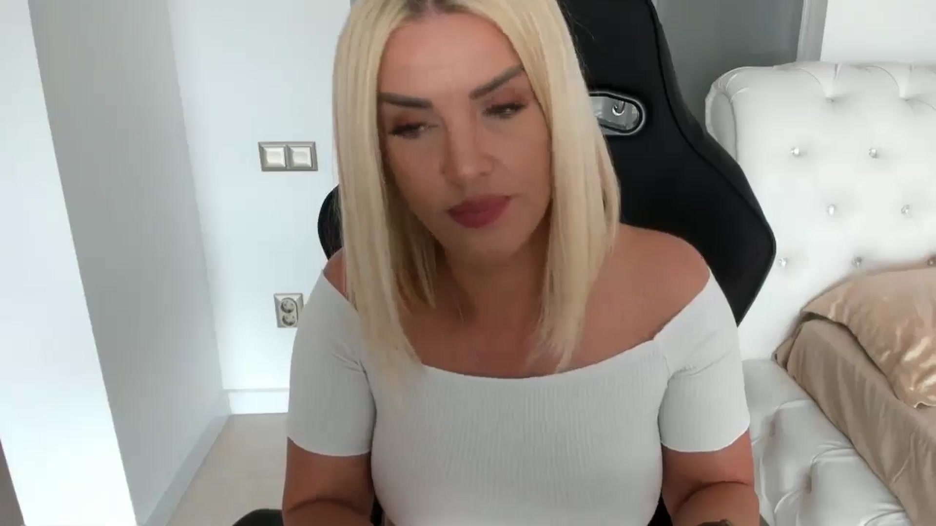 Gallery image thumbnail from Allesia_'s myfreecams stream on, 05/09/2025, 10:25 image 19 of 20