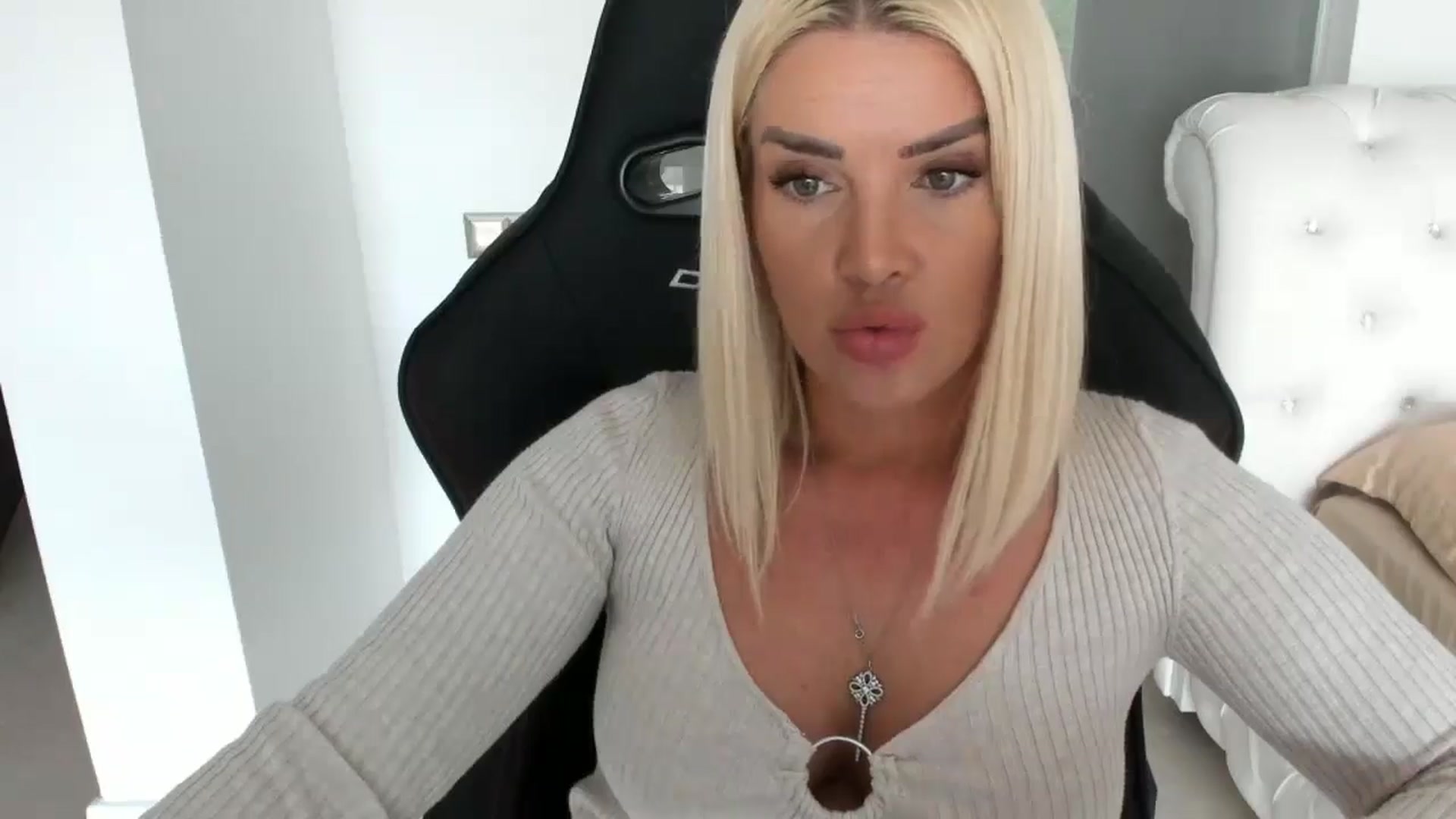 Gallery image thumbnail from Allesia_'s myfreecams stream on, 05/12/2025, 11:33 image 11 of 20