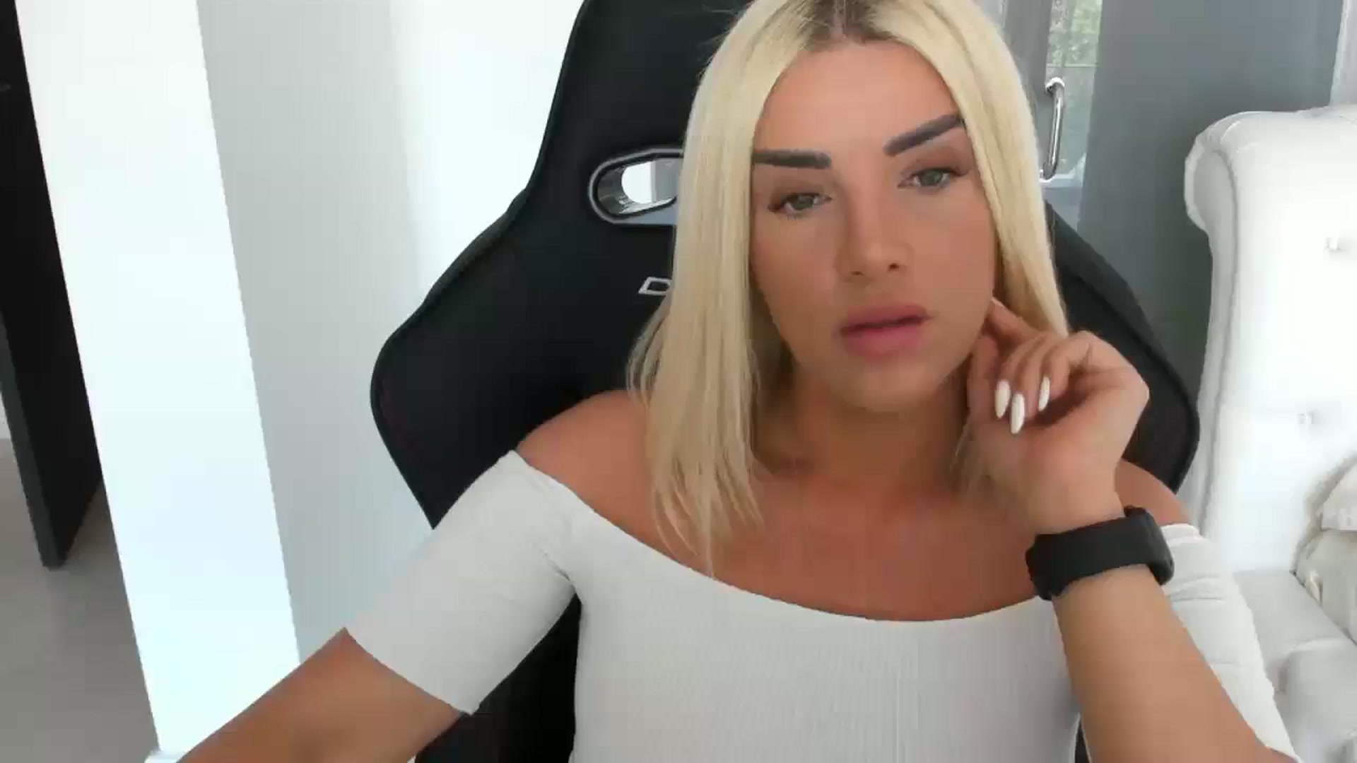 Gallery image thumbnail from Allesia_'s myfreecams stream on, 05/15/2025, 09:56 image 16 of 20