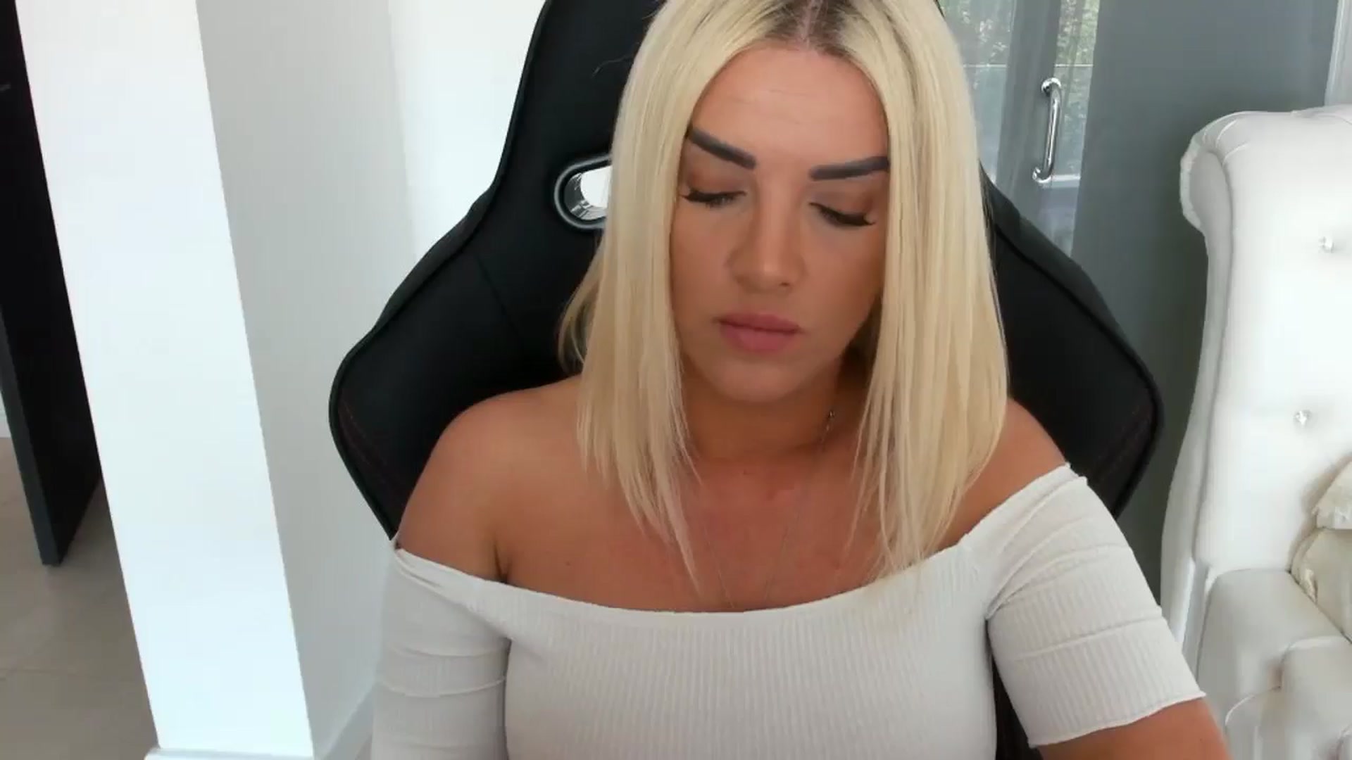 Gallery image thumbnail from Allesia_'s myfreecams stream on, 05/15/2025, 09:56 image 10 of 20