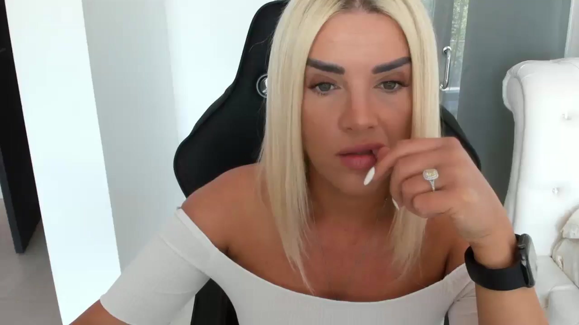 Gallery image thumbnail from Allesia_'s myfreecams stream on, 05/15/2025, 09:56 image 6 of 20