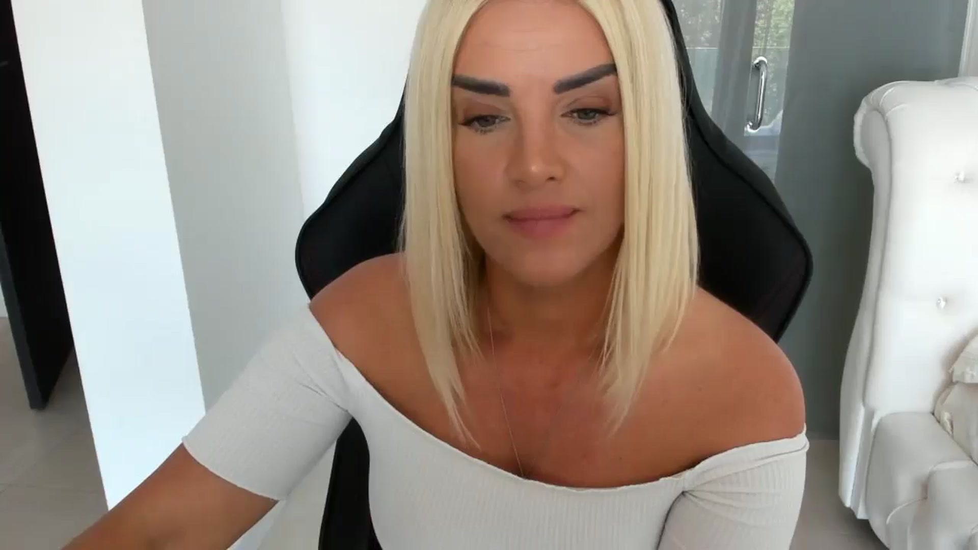 Gallery image thumbnail from Allesia_'s myfreecams stream on, 05/15/2025, 10:09 image 14 of 20