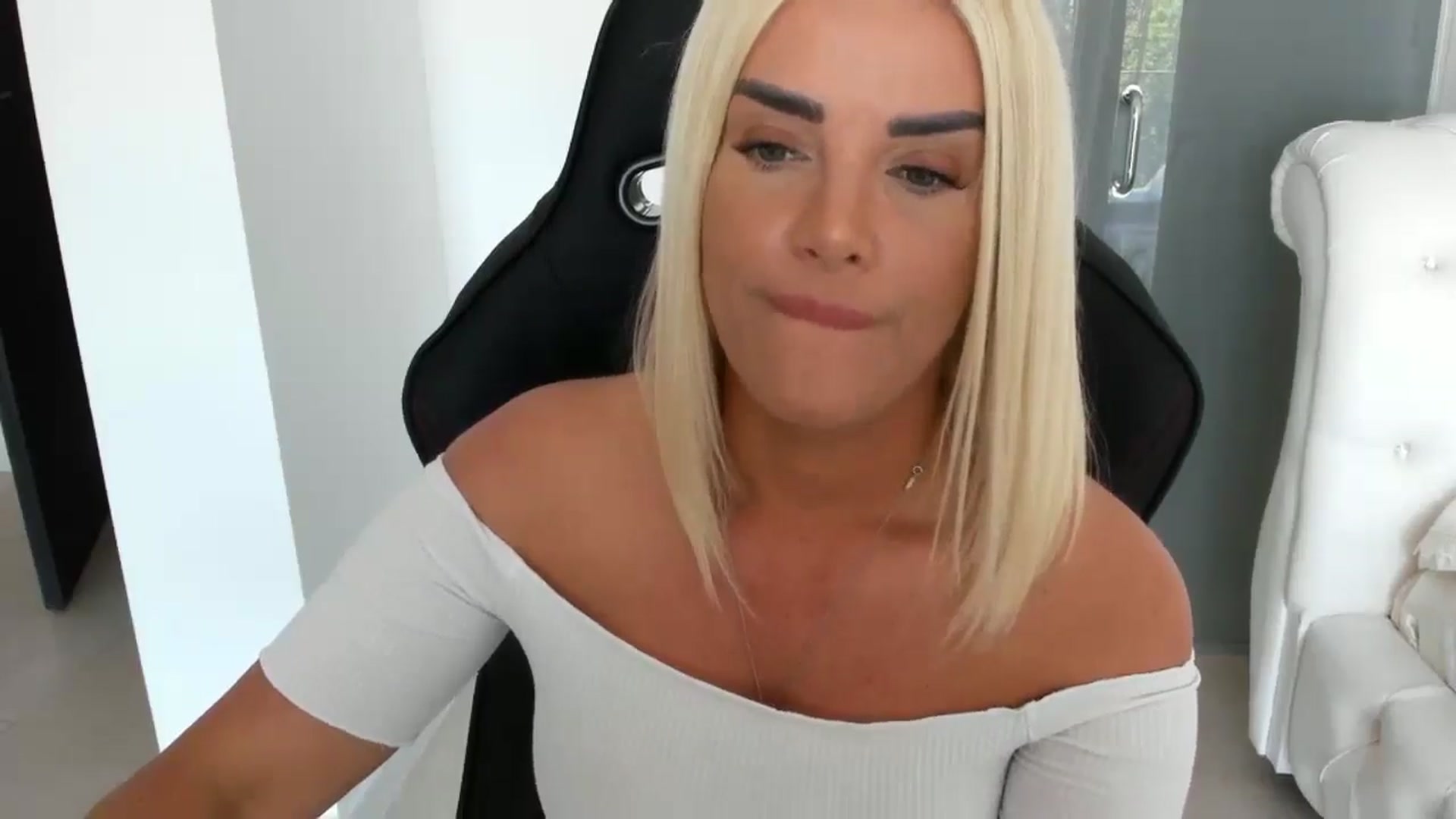 Gallery image thumbnail from Allesia_'s myfreecams stream on, 05/15/2025, 10:09 image 10 of 20