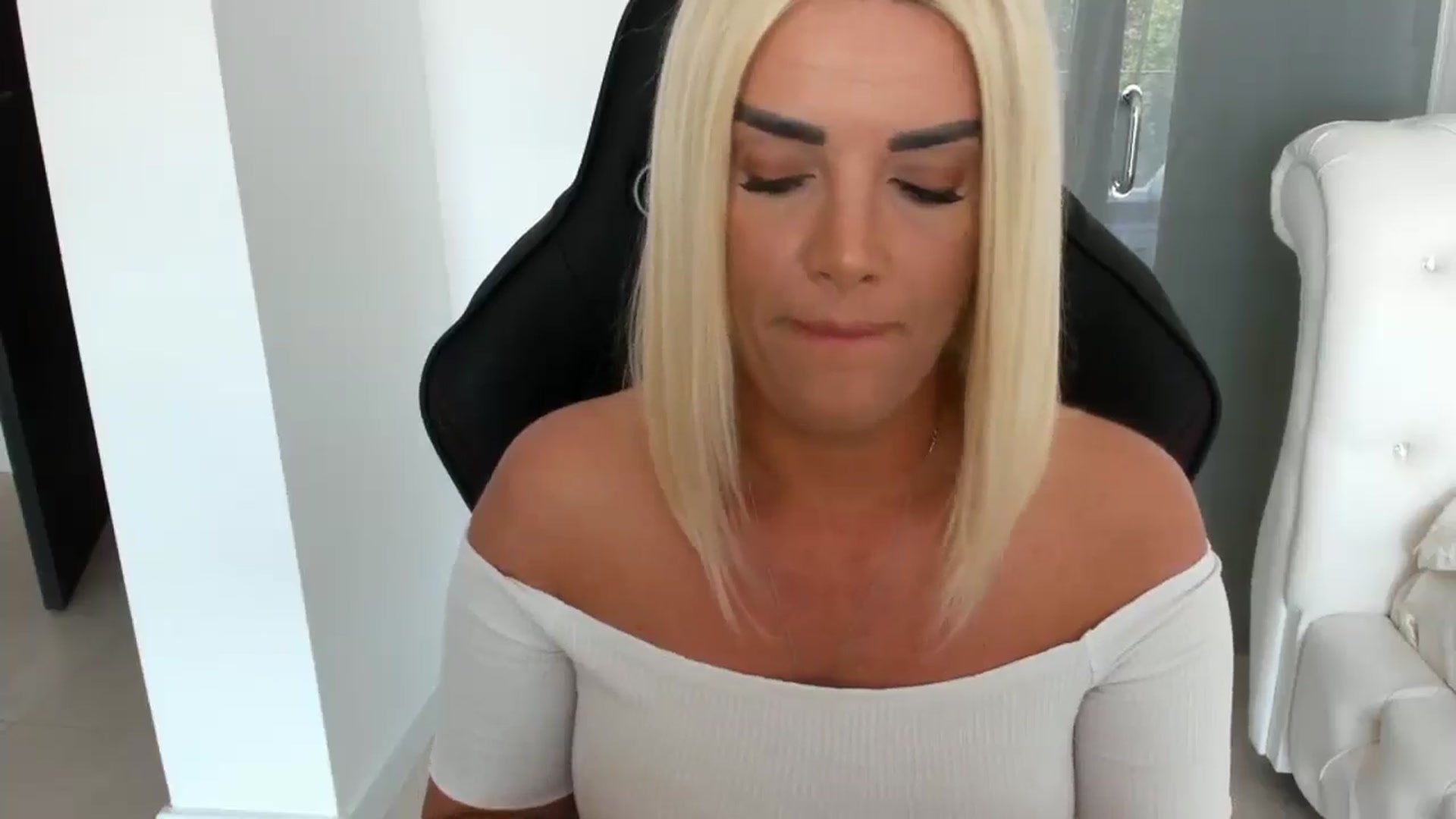 Gallery image thumbnail from Allesia_'s myfreecams stream on, 05/15/2025, 10:09 image 4 of 20