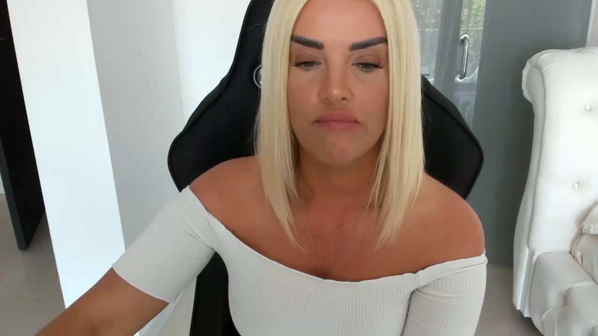 Gallery image thumbnail from Allesia_'s myfreecams stream on, 05/15/2025, 10:09 image 18 of 20