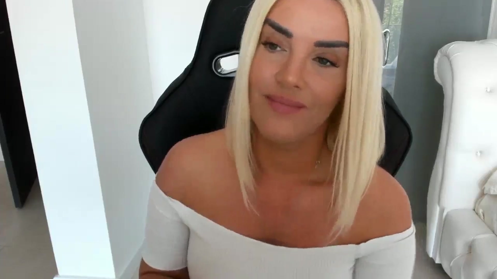 Gallery image thumbnail from Allesia_'s myfreecams stream on, 05/15/2025, 10:09 image 8 of 20