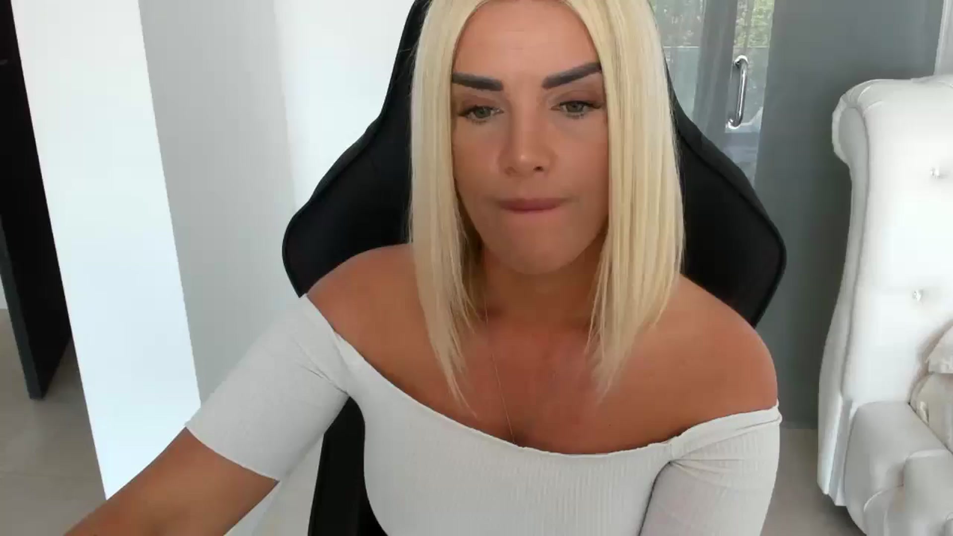 Gallery image thumbnail from Allesia_'s myfreecams stream on, 05/15/2025, 10:09 image 15 of 20