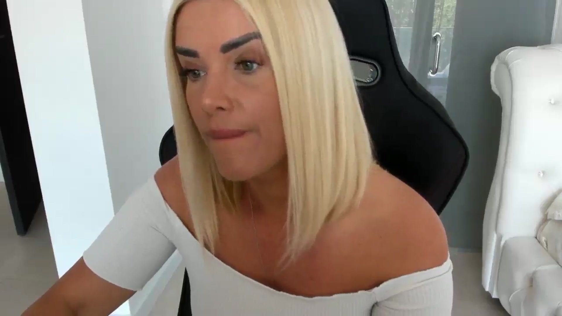 Gallery image thumbnail from Allesia_'s myfreecams stream on, 05/15/2025, 10:09 image 6 of 20