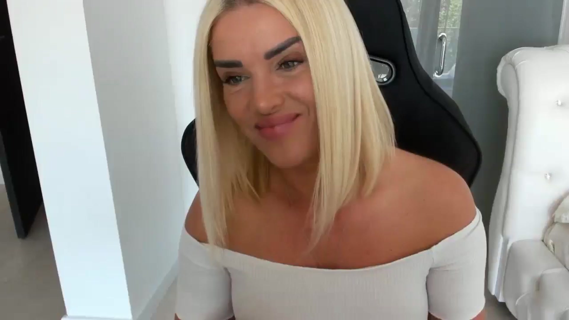 Gallery image thumbnail from Allesia_'s myfreecams stream on, 05/15/2025, 10:09 image 13 of 20