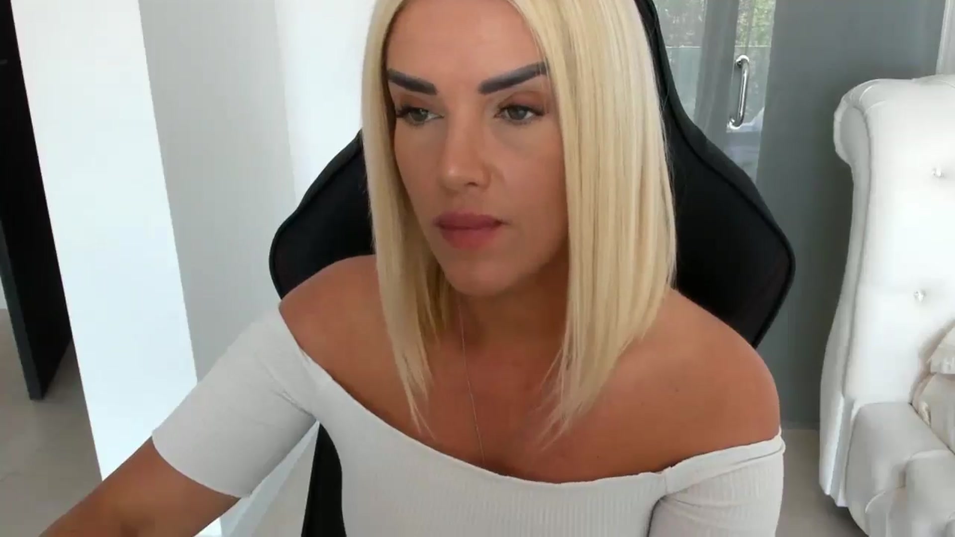 Gallery image thumbnail from Allesia_'s myfreecams stream on, 05/15/2025, 10:09 image 5 of 20