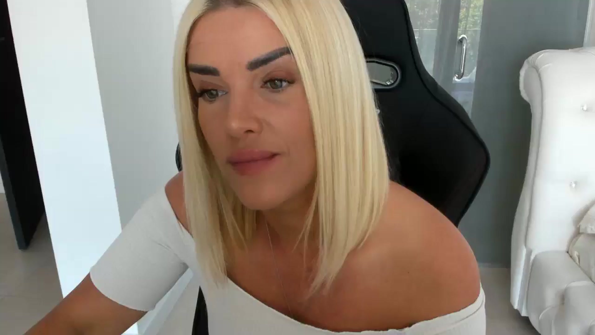 Gallery image thumbnail from Allesia_'s myfreecams stream on, 05/15/2025, 10:09 image 17 of 20