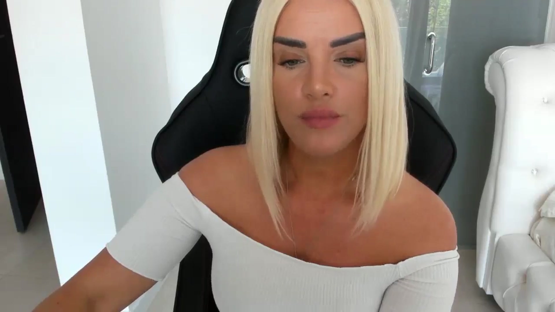 Gallery image thumbnail from Allesia_'s myfreecams stream on, 05/15/2025, 10:09 image 9 of 20