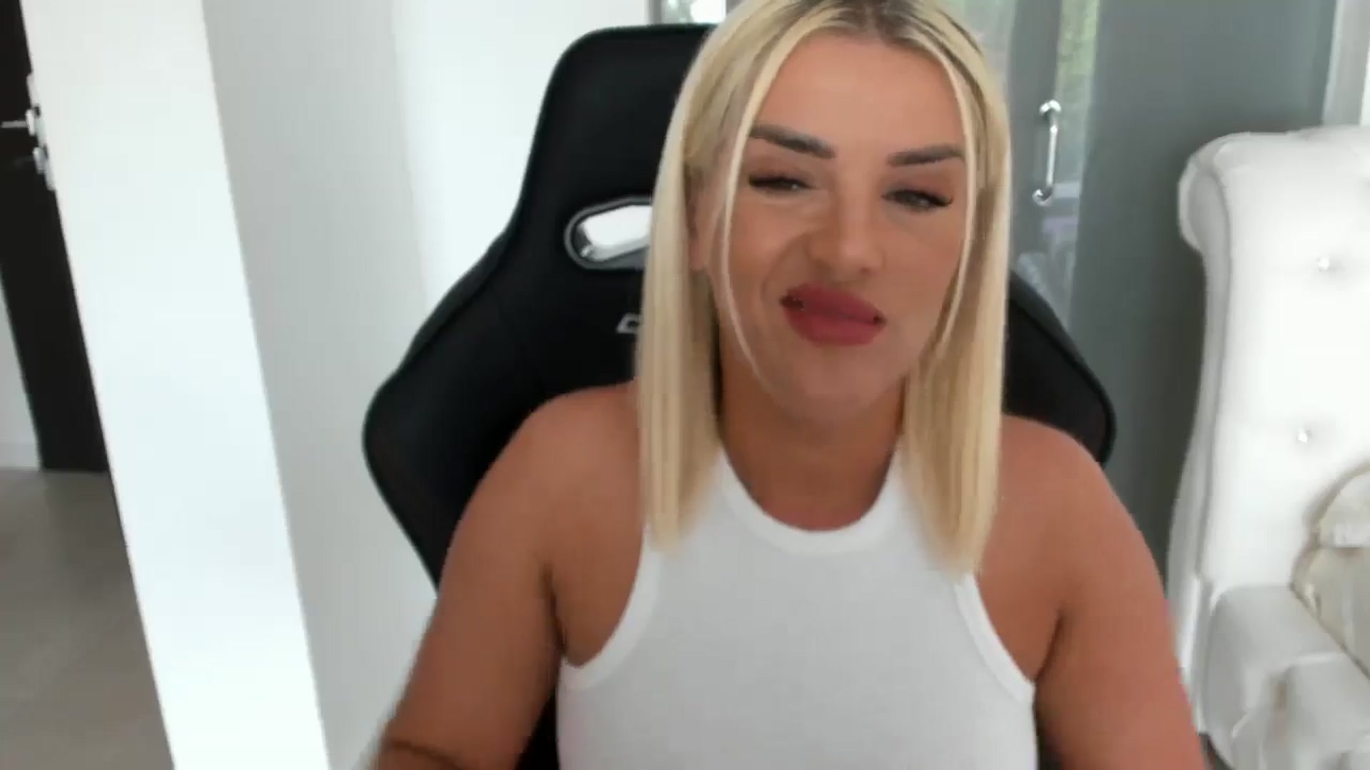 Gallery image thumbnail from Allesia_'s myfreecams stream on, 05/21/2025, 10:54 image 12 of 20