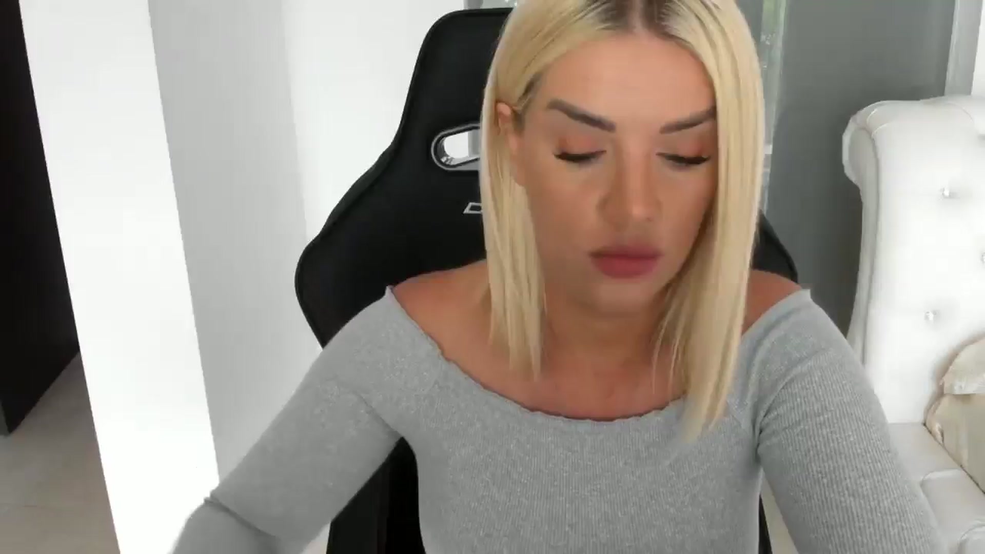 Gallery image thumbnail from Allesia_'s myfreecams stream on, 05/26/2025, 09:38 image 1 of 20