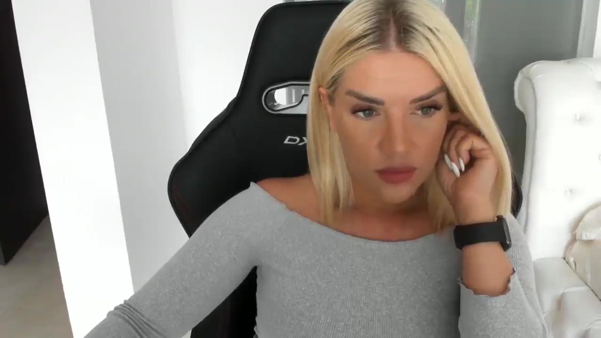 Gallery image thumbnail from Allesia_'s myfreecams stream on, 05/26/2025, 09:38 image 4 of 20