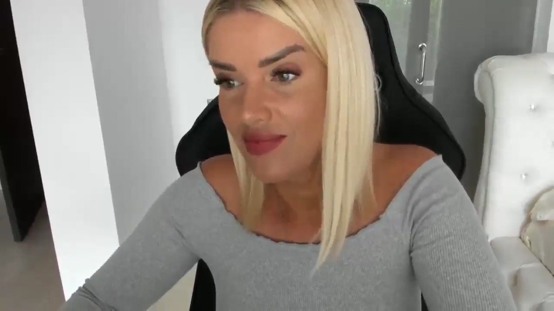 Gallery image thumbnail from Allesia_'s myfreecams stream on, 05/26/2025, 09:38 image 19 of 20