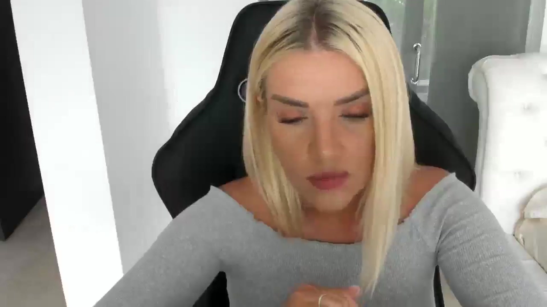 Gallery image thumbnail from Allesia_'s myfreecams stream on, 05/26/2025, 09:38 image 6 of 20