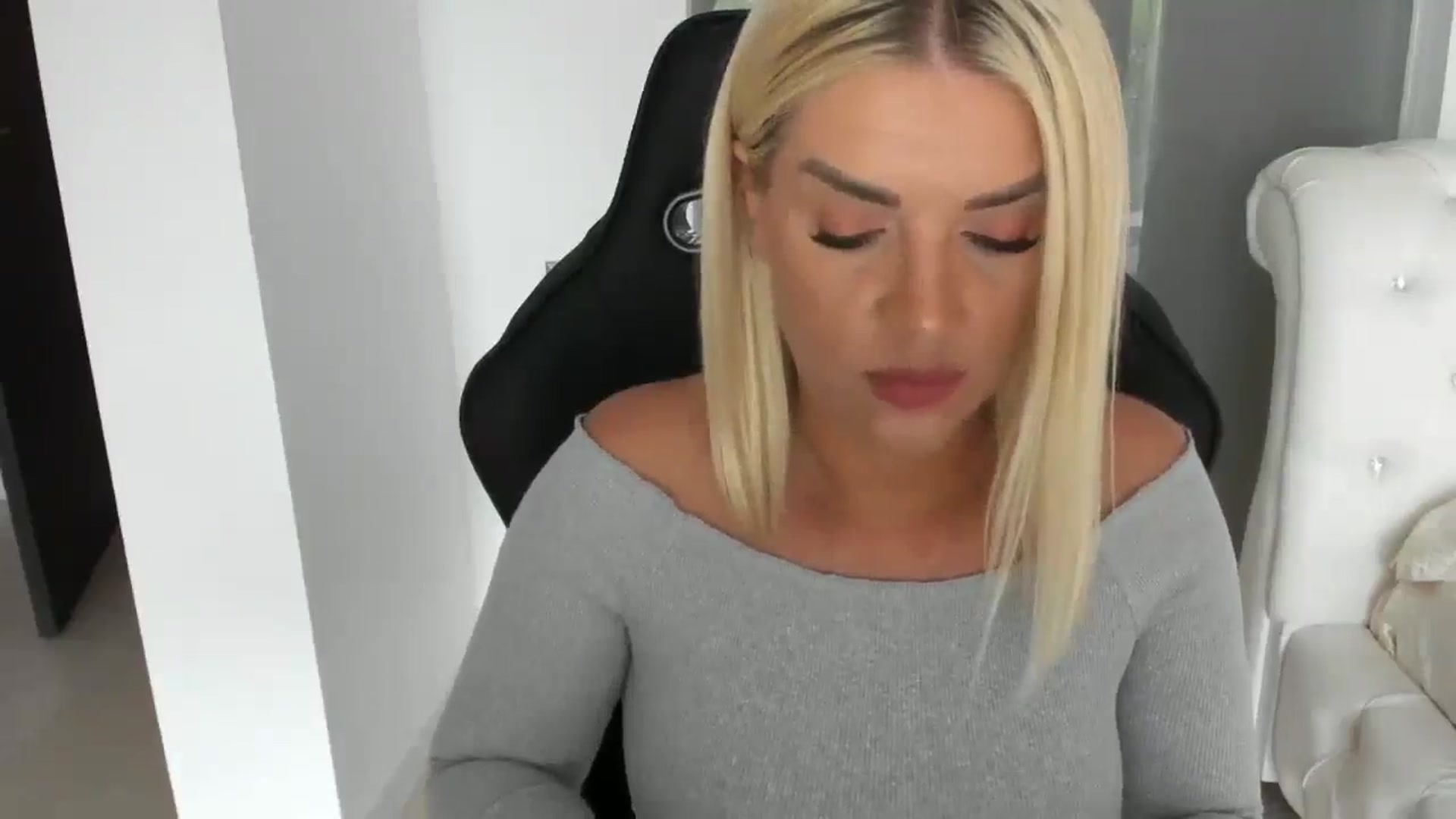 Gallery image thumbnail from Allesia_'s myfreecams stream on, 05/26/2025, 09:38 image 18 of 20