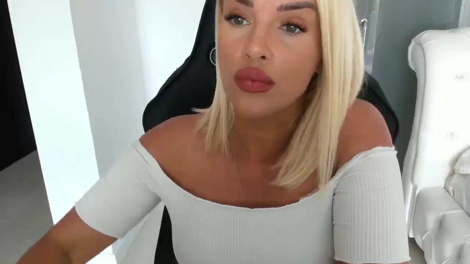 Gallery image thumbnail from Allesia_'s myfreecams stream on, 05/27/2025, 10:12 image 18 of 20