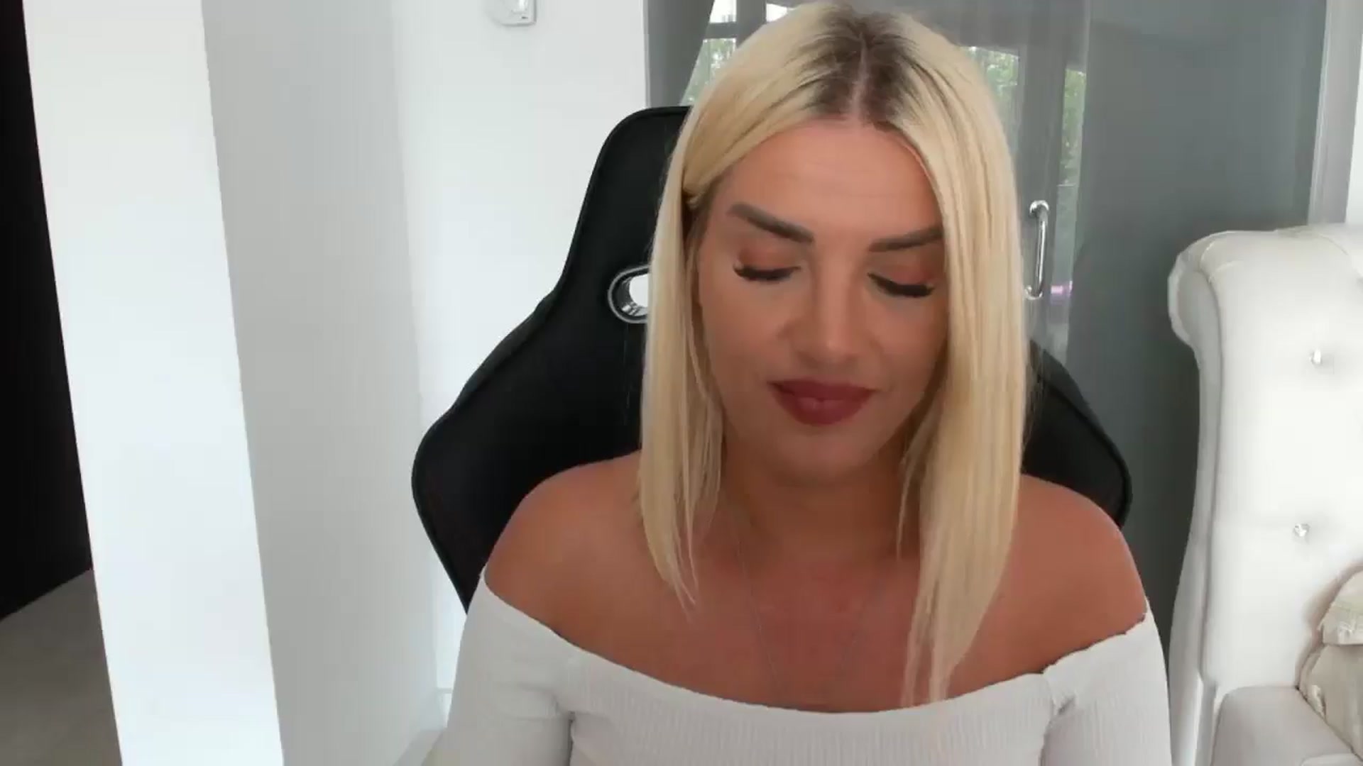 Gallery image thumbnail from Allesia_'s myfreecams stream on, 05/27/2025, 10:12 image 3 of 20