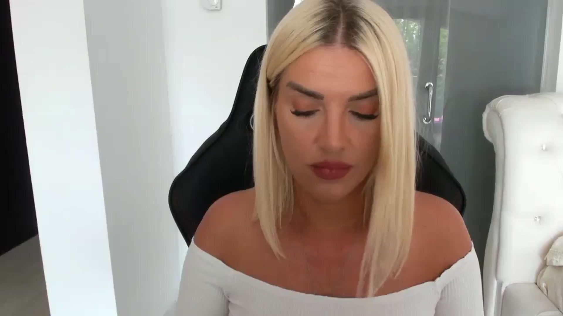 Gallery image thumbnail from Allesia_'s myfreecams stream on, 05/27/2025, 10:12 image 2 of 20