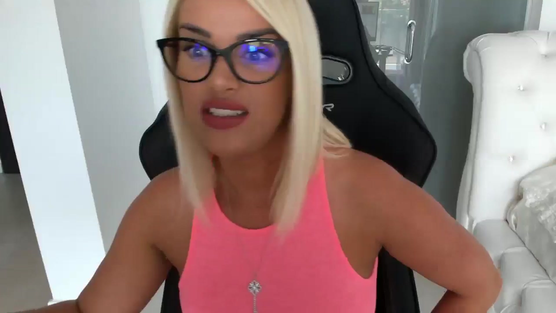 Gallery image thumbnail from Allesia_'s myfreecams stream on, 06/18/2025, 11:04 image 19 of 20