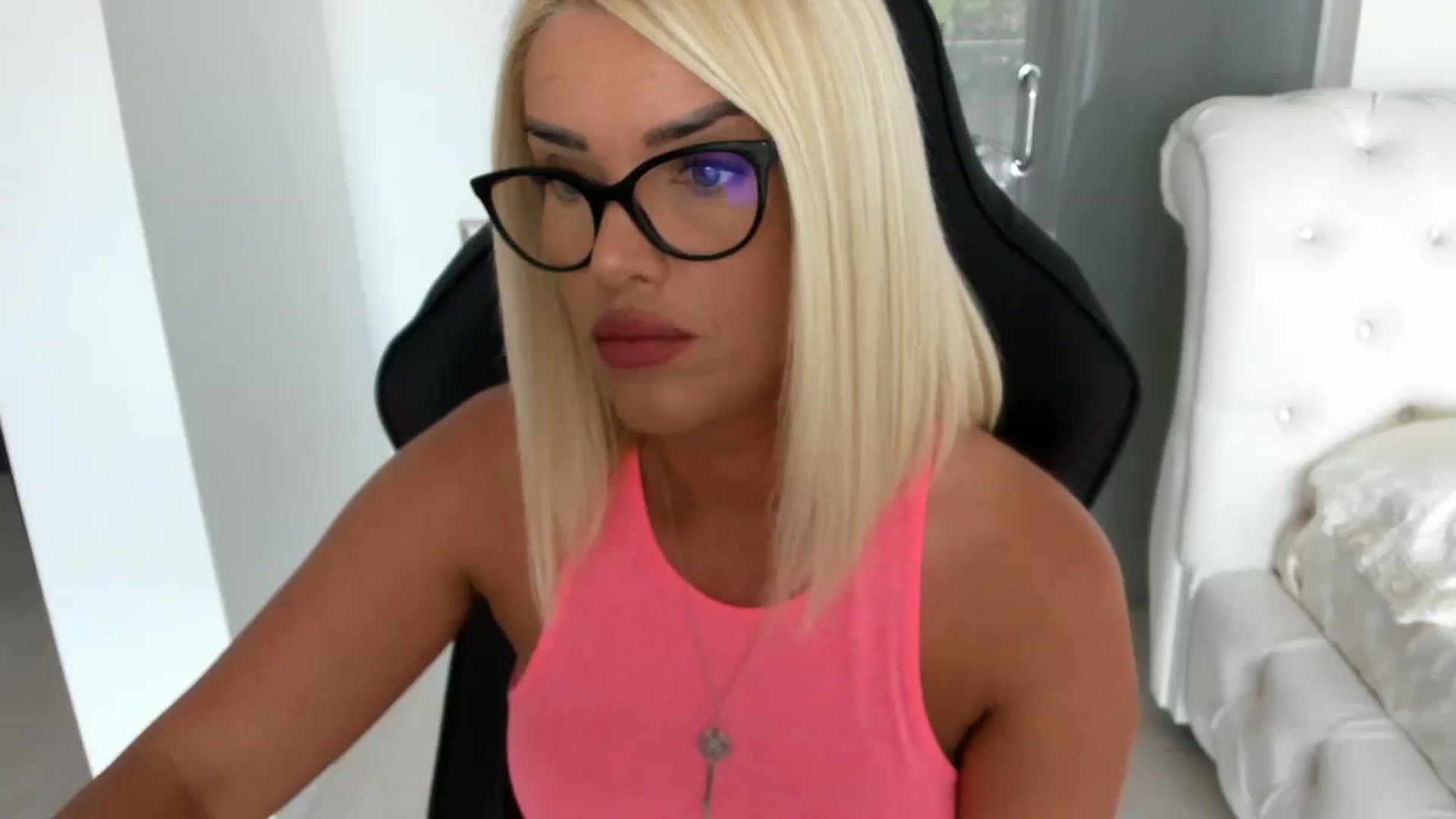 Gallery image thumbnail from Allesia_'s myfreecams stream on, 06/18/2025, 11:04 image 5 of 20