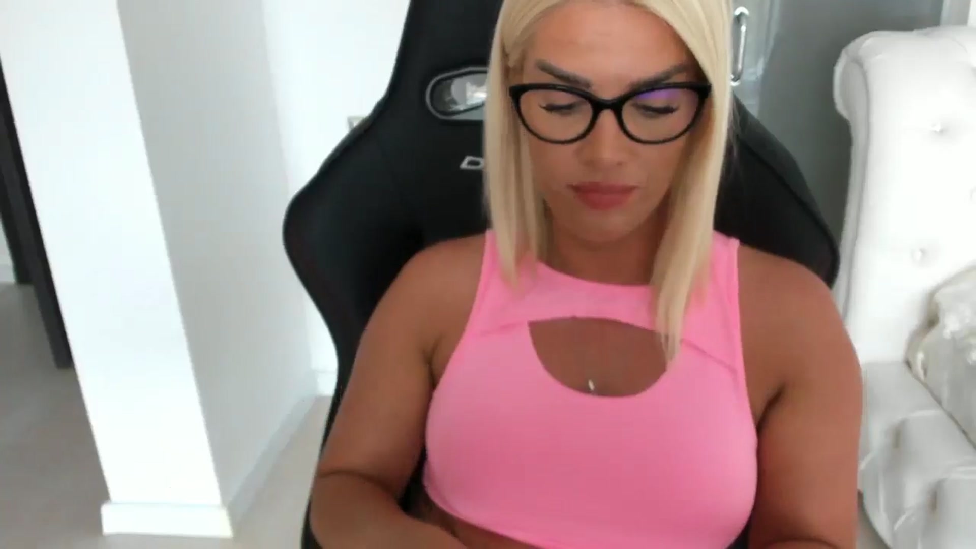 Gallery image thumbnail from Allesia_'s myfreecams stream on, 06/19/2025, 10:58 image 15 of 20
