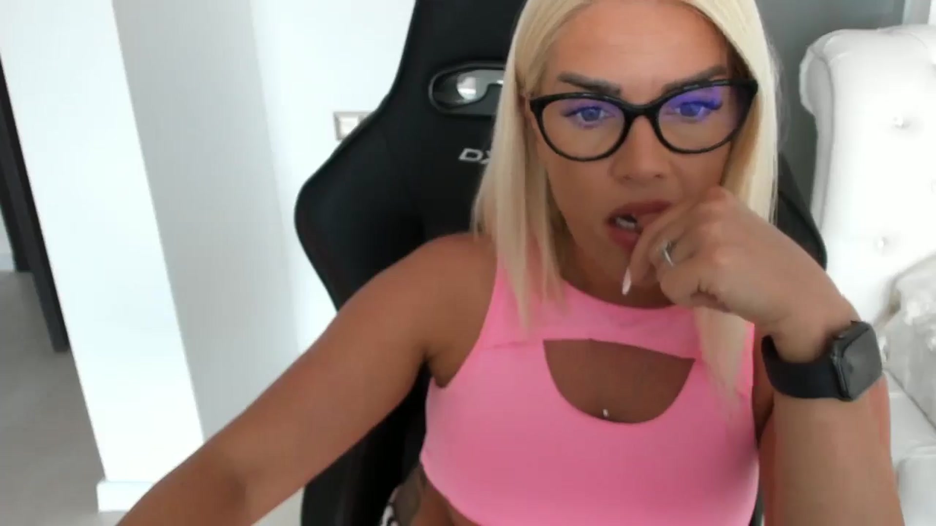 Gallery image thumbnail from Allesia_'s myfreecams stream on, 06/19/2025, 10:58 image 16 of 20