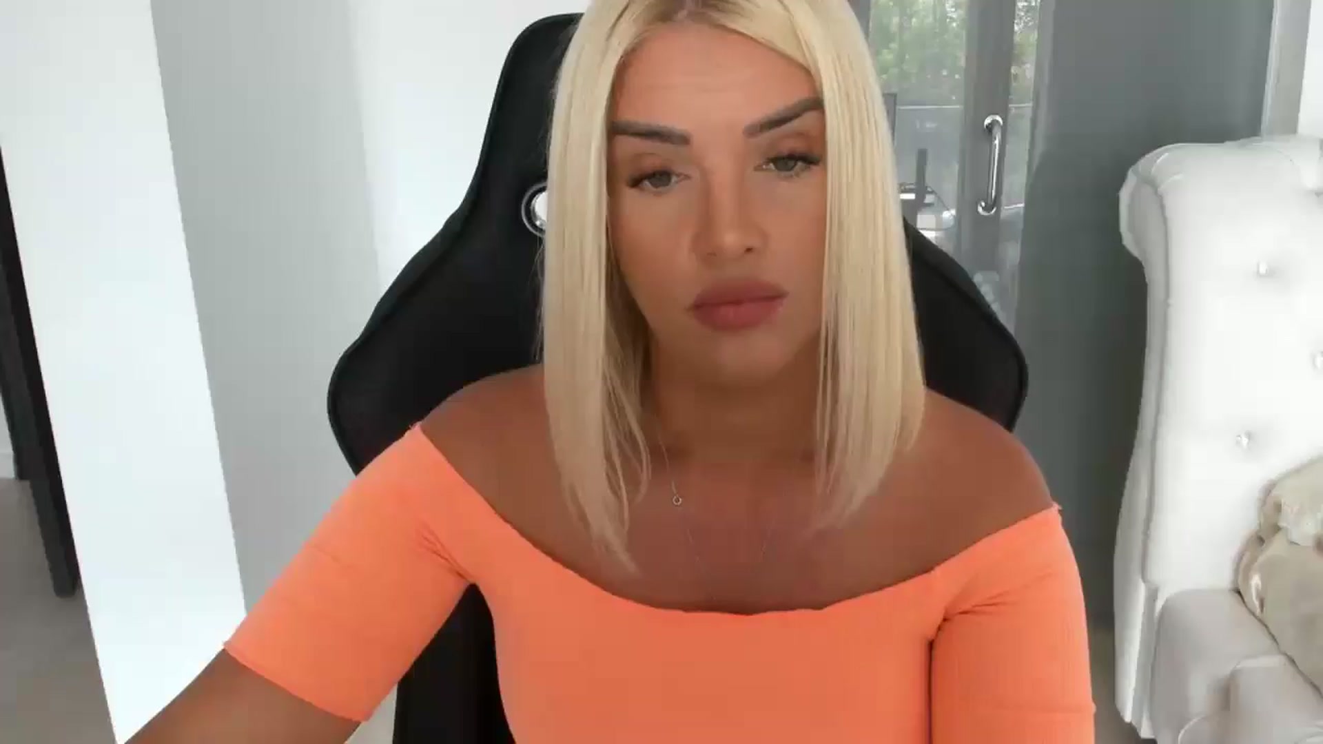 Gallery image thumbnail from Allesia_'s myfreecams stream on, 06/22/2025, 10:35 image 17 of 20